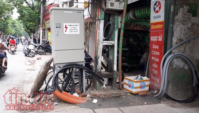 Dây điện, dây cáp viễn thông 'giăng bẫy' người dân trên phố ở Hà Nội ảnh 4